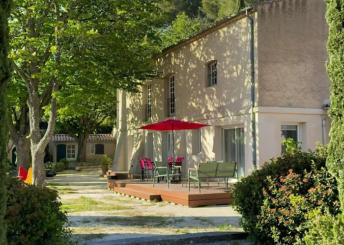 Au Calme Dans La Campagne Aixoise, Entoure De Cypres