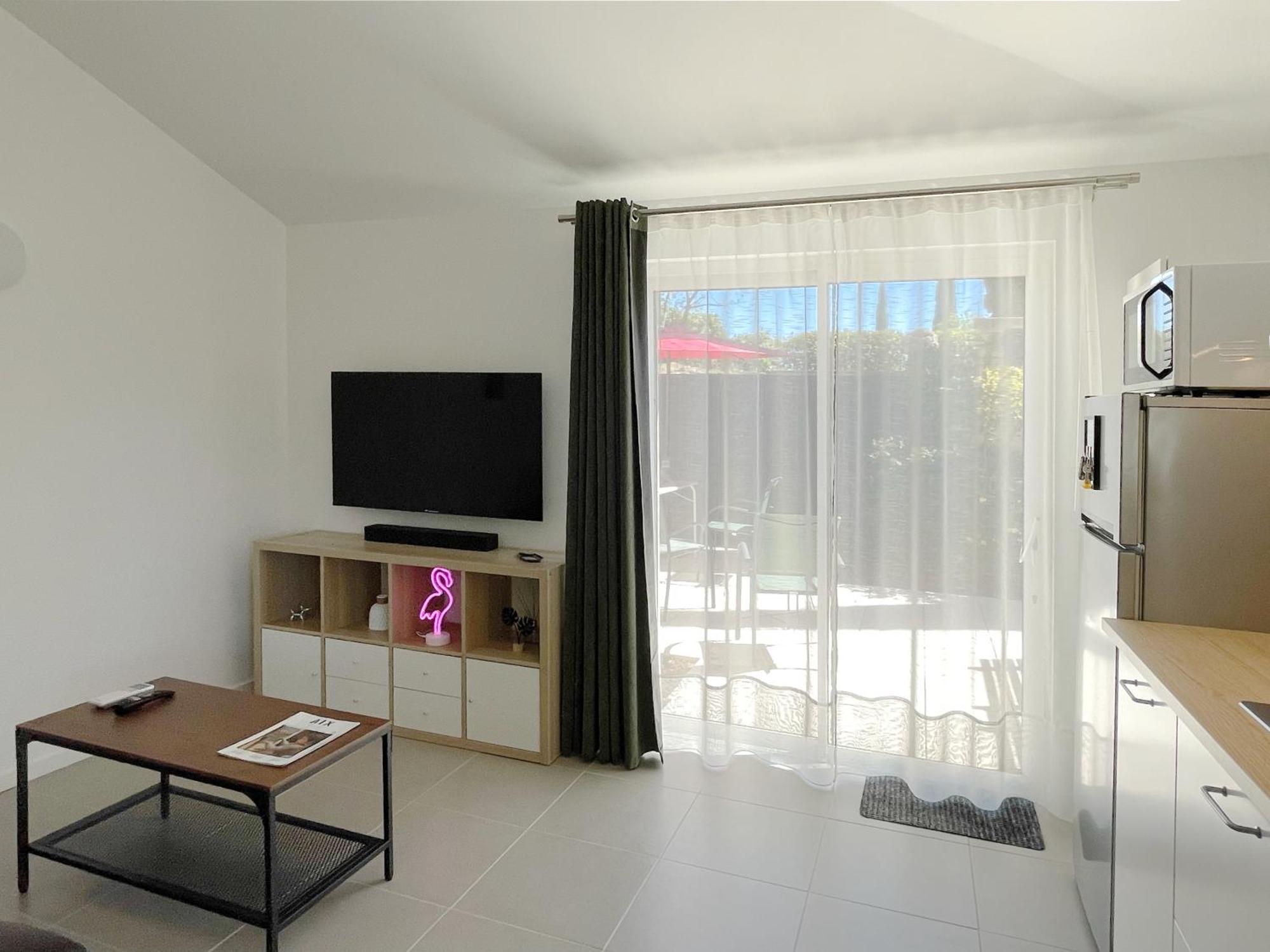 Au Calme Dans La Campagne Aixoise, Entoure De Cypres Holiday home